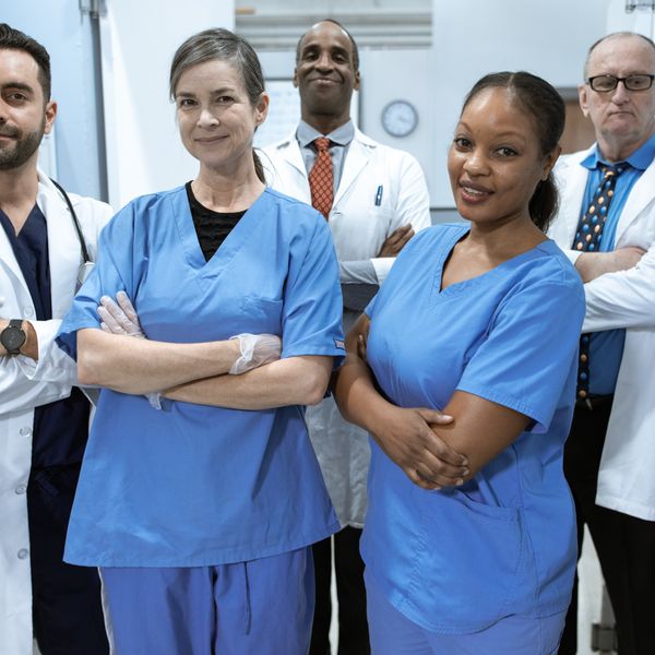 Equipe médica em plantão hospitalar